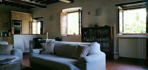 Fernseher, Kamin, Bücher, Stereoanlage