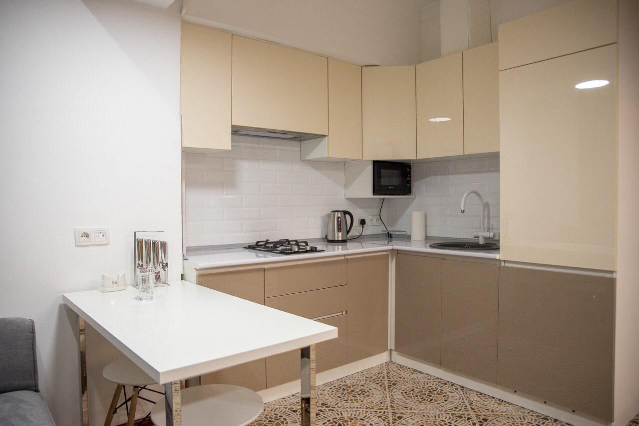 Réfrigérateur, micro-ondes, plaque de cuisson, cafetière/bouilloire