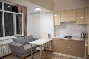 Réfrigérateur, micro-ondes, plaque de cuisson, cafetière/bouilloire