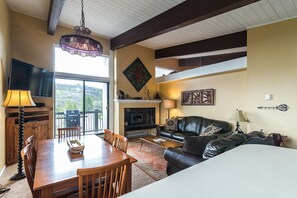 Televisie, een open haard en een dvd-speler