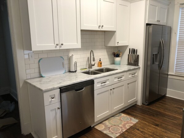 Kylskåp, mikrovågsugn, ugn och spishäll