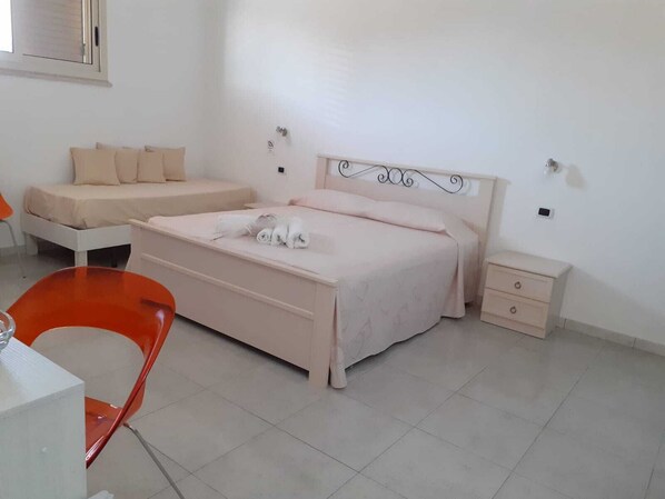 Chambre quadruple classique, balcon | Bureau, système d’insonorisation, accès au Wi-Fi (inclus)