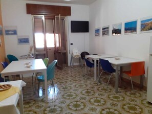 Café da manhã com buffet grátis todos os dias