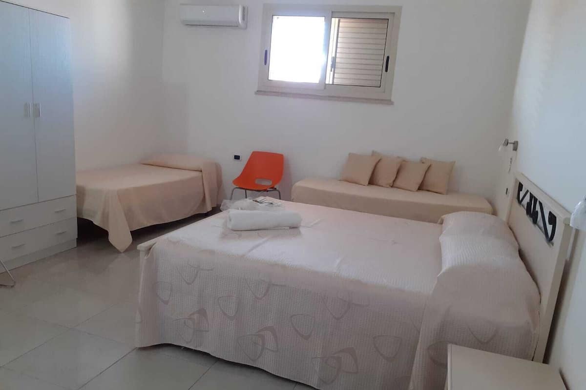 Quarto quádruplo clássico, sacada | Escrivaninha, quartos à prova de som, Wi-Fi de cortesia