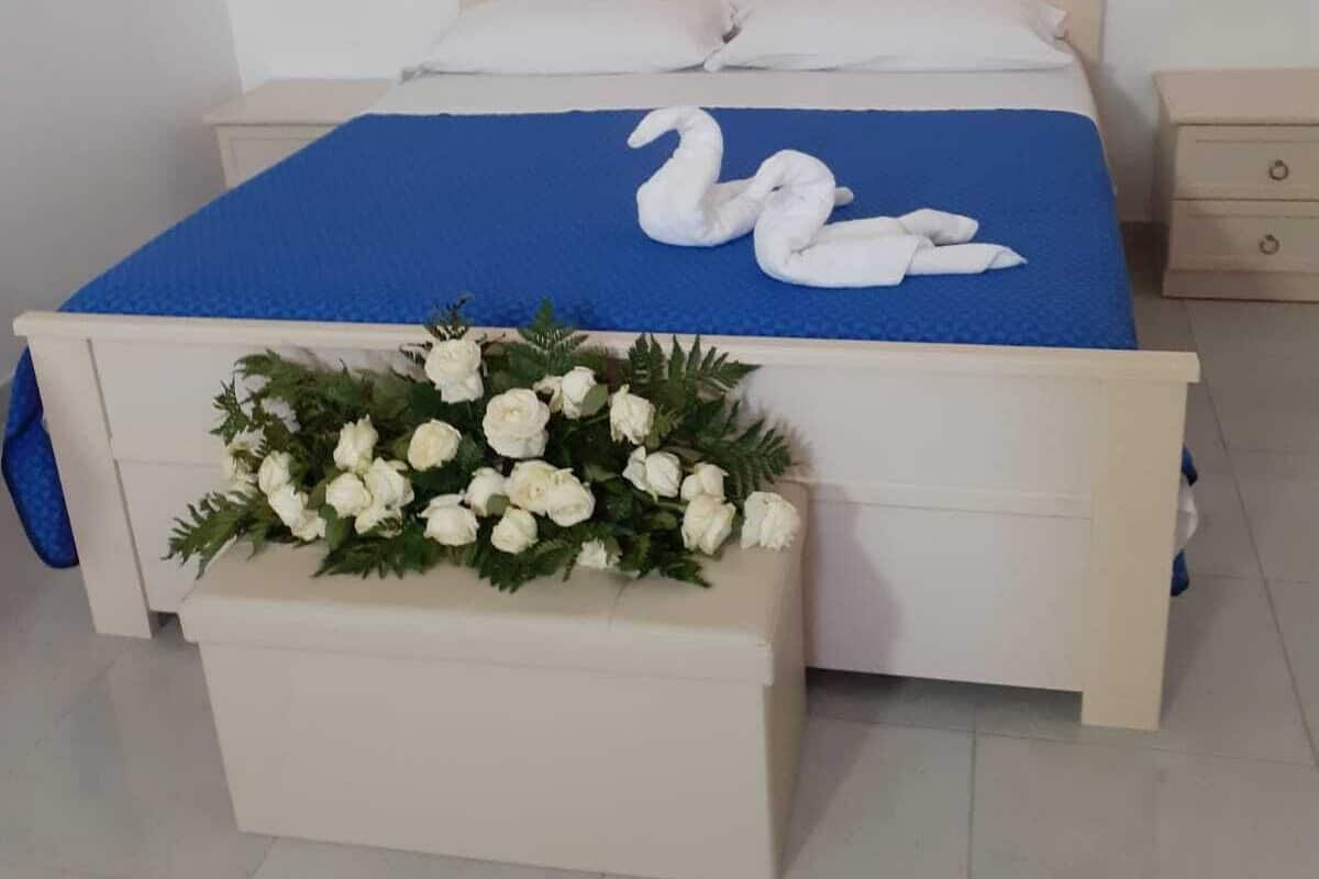 Quarto triplo clássico, sacada | Escrivaninha, quartos à prova de som, Wi-Fi de cortesia