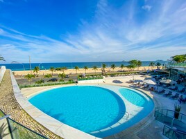 Una piscina al aire libre (de 09:00 a 21:00), sombrillas, tumbonas