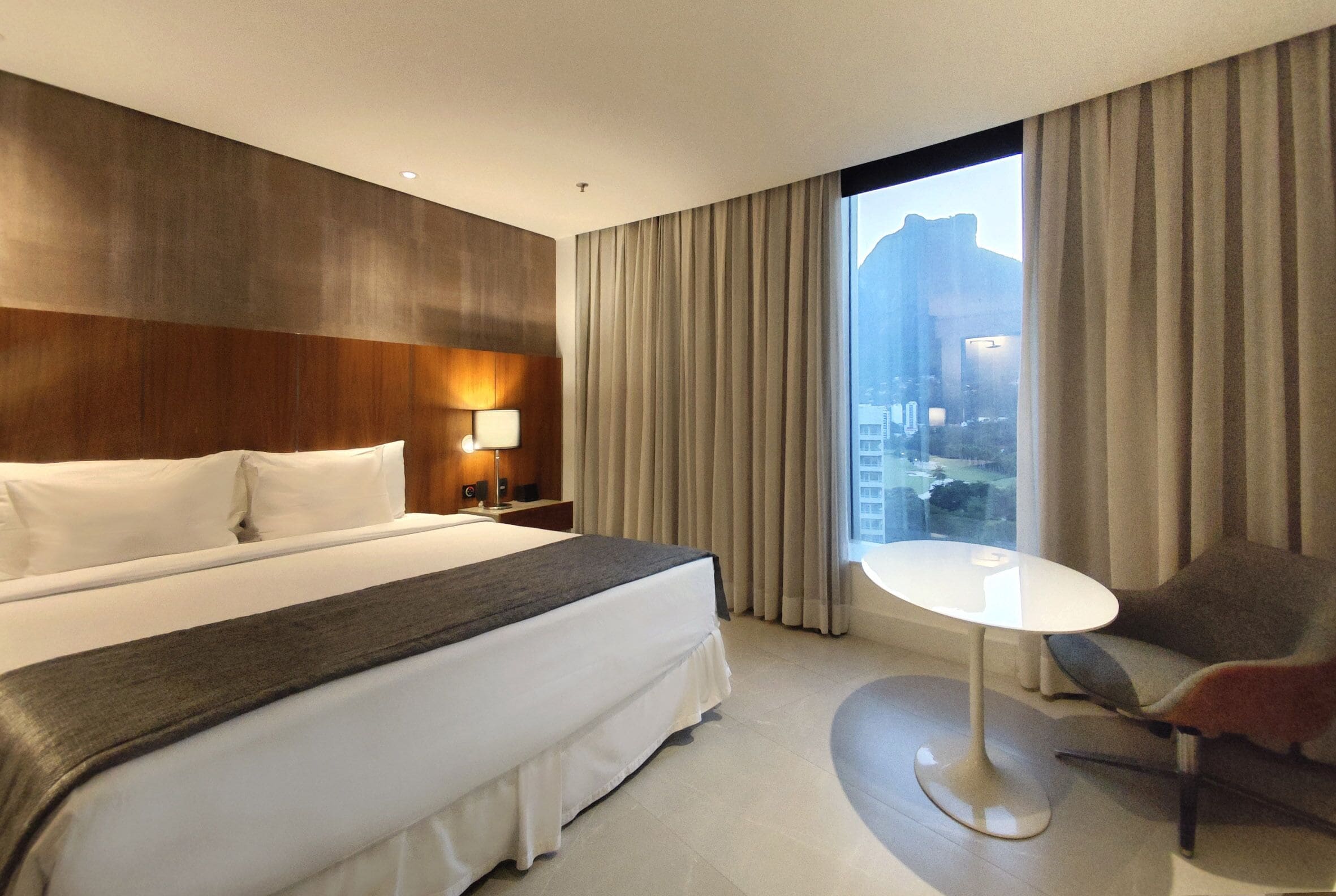 deluxe double room, bathtub | 1 bedroom, minibar, in-room safe, individually decorated