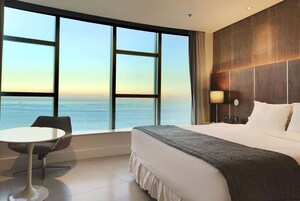 Habitación Deluxe, vistas al mar | Minibar, caja fuerte, espacio para trabajar con un portátil