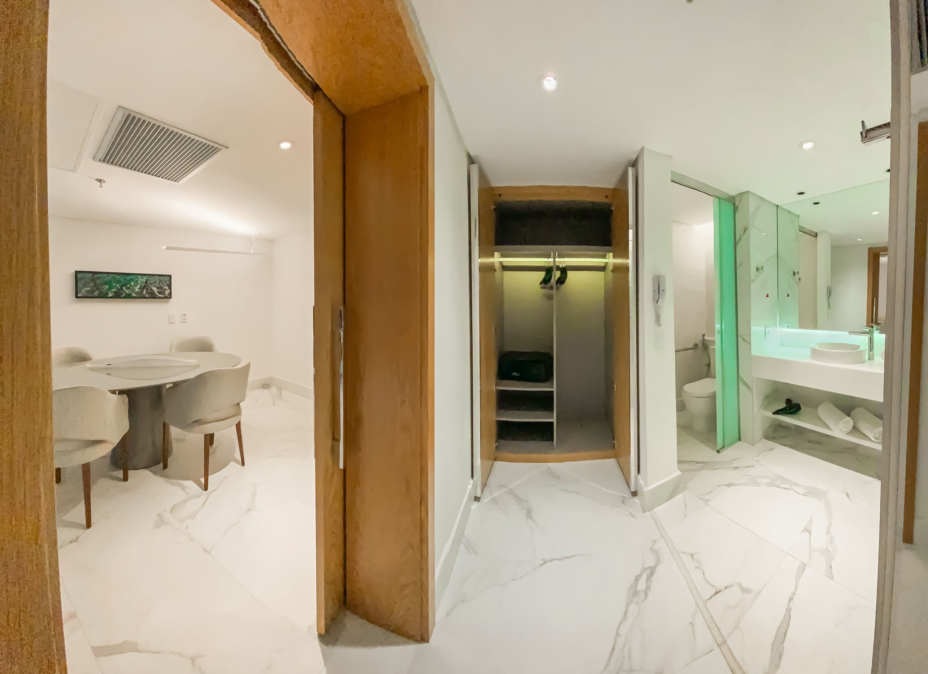 Un baño moderno con tocador, ducha y retrete.