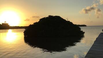 Nær stranden, solsenger og strandhåndklær