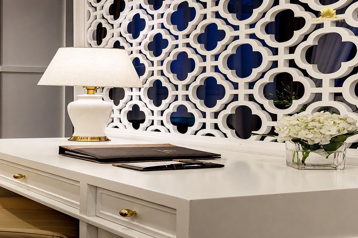 Suite (Balcony) | Luxe beddengoed, een minibar, een kluis op de kamer, een bureau
