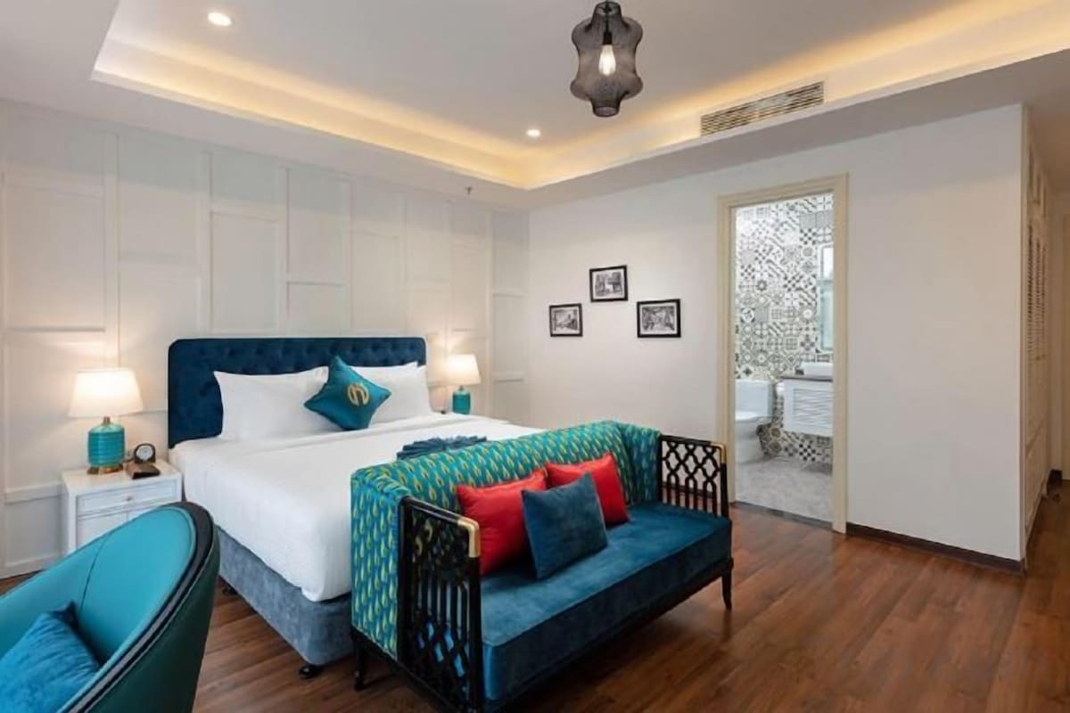 Bộ đồ giường cao cấp, minibar, két bảo mật tại phòng, bàn