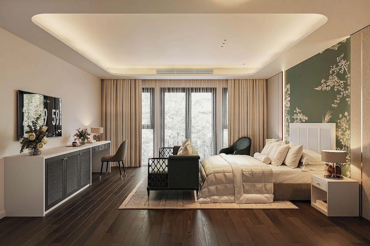 Quarto moderno com cama grande, escrivaninha e cadeira. Há uma janela com cortinas, televisão na parede e uma planta decorativa.