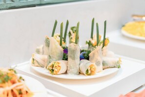 Petit déjeuner buffet (350000 VND par personne)