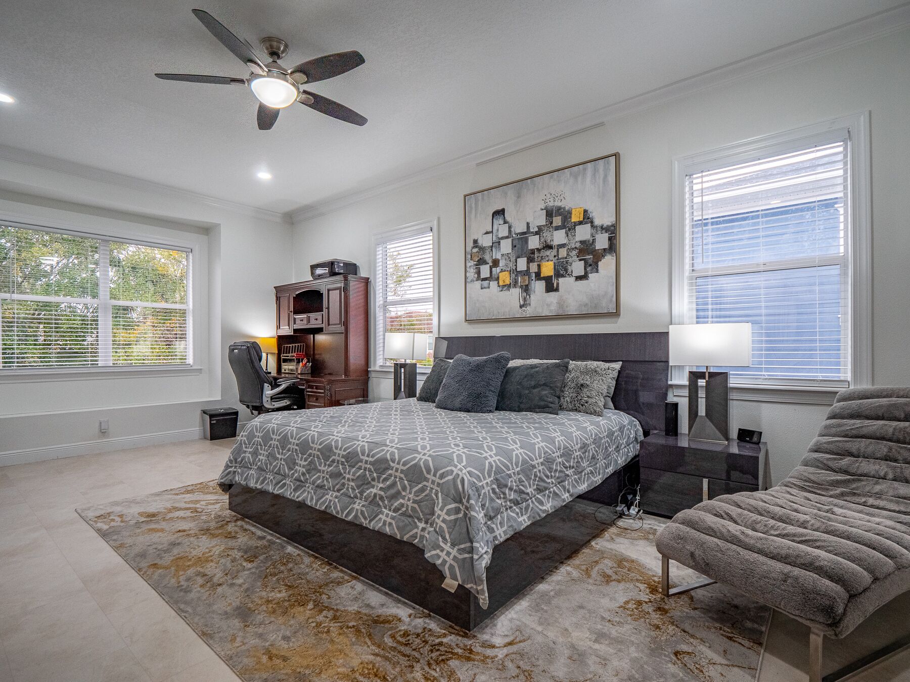 8 chambres, coffres-forts dans les chambres, bureau