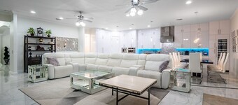 ⭐️BEST⭐️ SOUTH TAMPA MANSION- REMODELED- MOVIE THEATER- 🔥POOL-HOTTUB HUGE 5000 sqf