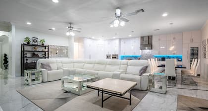 ⭐️BEST⭐️ SOUTH TAMPA MANSION- REMODELED- MOVIE THEATER- 🔥POOL-HOTTUB HUGE 5000 sqf
