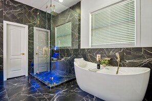 Combined shower/tub, jetted tub, hair dryer, towels