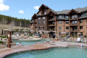 Piscine couverte, piscine extérieure