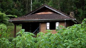 Chalé, banheira de hidromassagem (Beija Flor) | 1 quarto, frigobar, cortinas blackout, ferros/tábuas de passar roupa
