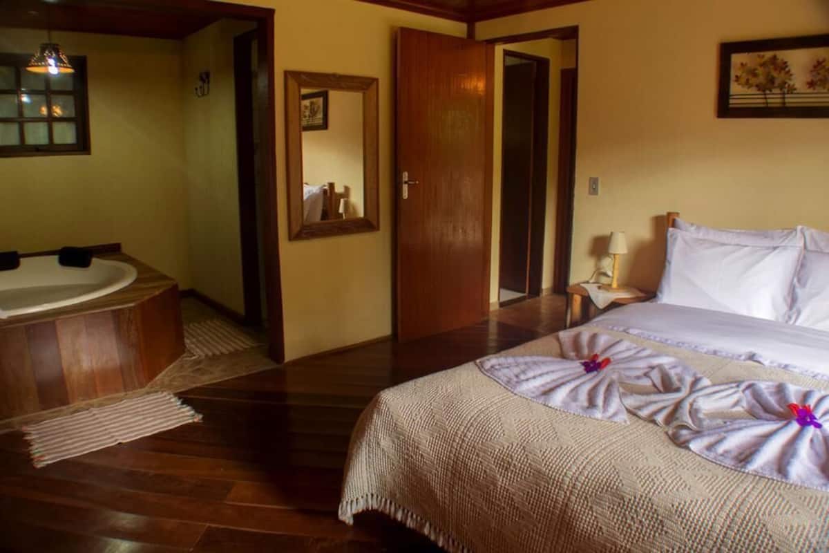 Chalet, jet tub (Bem-Te-Vi) | 1 kamar tidur, minibar, tirai kedap cahaya, dan setrika/meja setrika