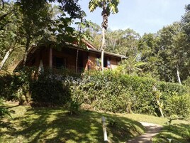 Chalé, banheira de hidromassagem (Beija Flor) | 1 quarto, frigobar, cortinas blackout, ferros/tábuas de passar roupa