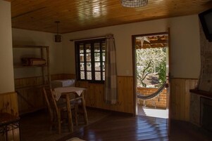 Suíte (Bromelias) | 1 quarto, frigobar, cortinas blackout, ferros/tábuas de passar roupa