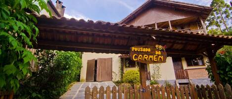 Fachada de la propiedad