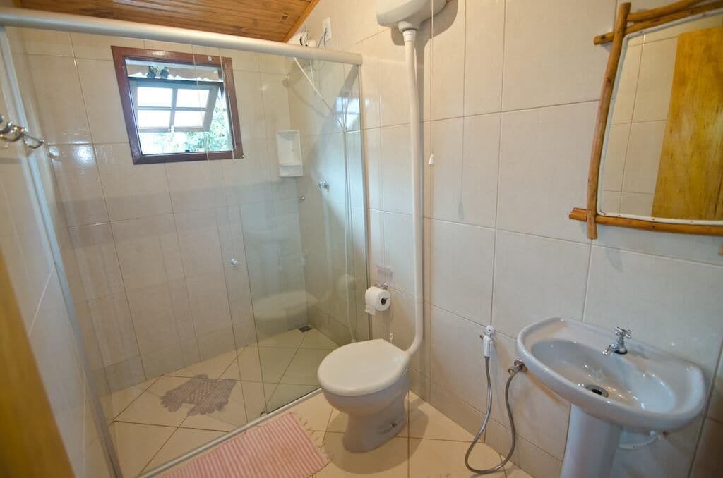 Suíte (Bouganville) | Banheiro | Toalhas de banho, sabonete