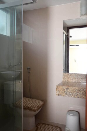 Secador de cabelo, toalhas de banho, sabonete, shampoo