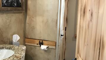 シャワー、ヘアドライヤー、タオル、石鹸