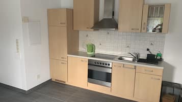 Fridge, stovetop, coffee/tea maker, electric kettle