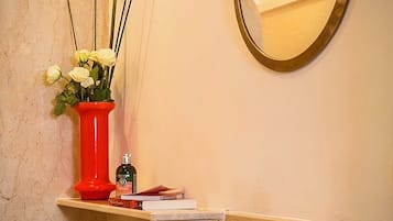 Double Room Single Use (The Gold Room) | Bathroom | Shower, free toiletries, hair dryer, towels