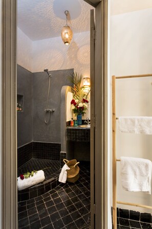 Double Room (The Black Room) | Bathroom | Shower, free toiletries, hair dryer, towels - Riad Lumière (Marrakech)