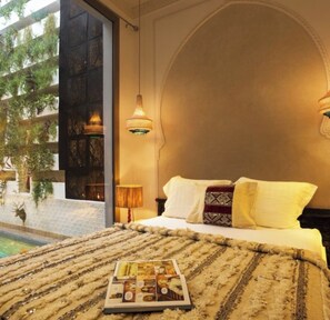 Double Room Single Use (The Gold Room) | Peralatan tempat tidur premium, tilam berlapik 