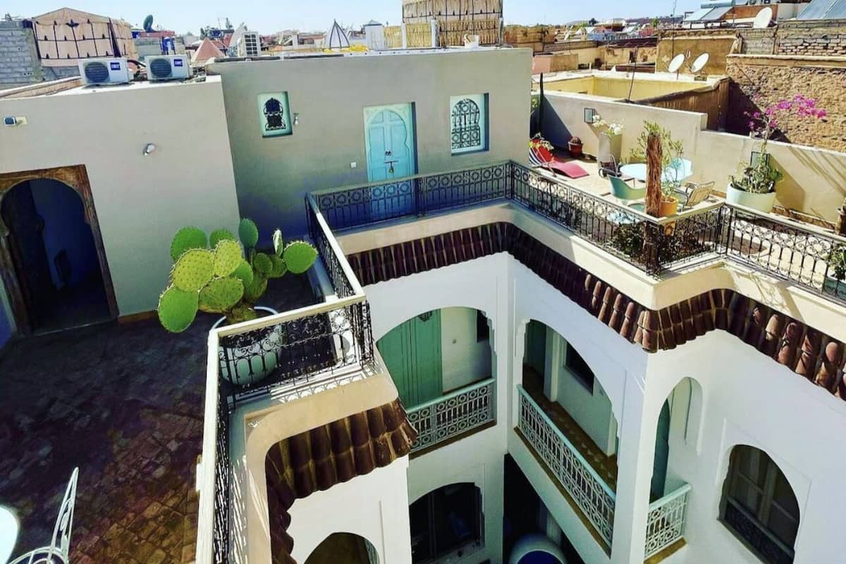 Terraço com piscina, várias varandas e vista dos edifícios ao redor.