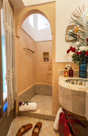 Chambre Double (The Red Room) | Salle de bain