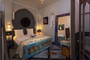Double Room (The Black Room) | Premium bedding, pillowtop beds, individually decorated - Riad Lumière (Marrakech)
