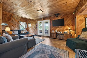 TV, fireplace, DVD player - Hunter Cove Cabin #5 in the Hunter Cove Cabins Community! (Rangeley)