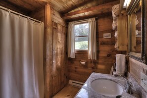 Bathtub, towels - Hunter Cove Cabin #4 in the Hunter Cove Cabins Community! (Rangeley)