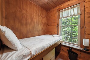 8 bedrooms, WiFi, bed sheets