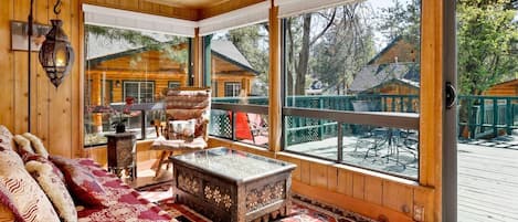 Smart-tv, eldstad och bordsfotboll