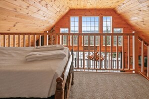 2 bedrooms, free WiFi, bed sheets, alarm clocks - 🐾Michaud Mountain Chalet - Private cabin with incredible views of Rangeley Lake! Dog Friendly (Rangeley)
