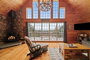 Smart TV, fireplace - 🐾Michaud Mountain Chalet - Private cabin with incredible views of Rangeley Lake! Dog Friendly (Rangeley)