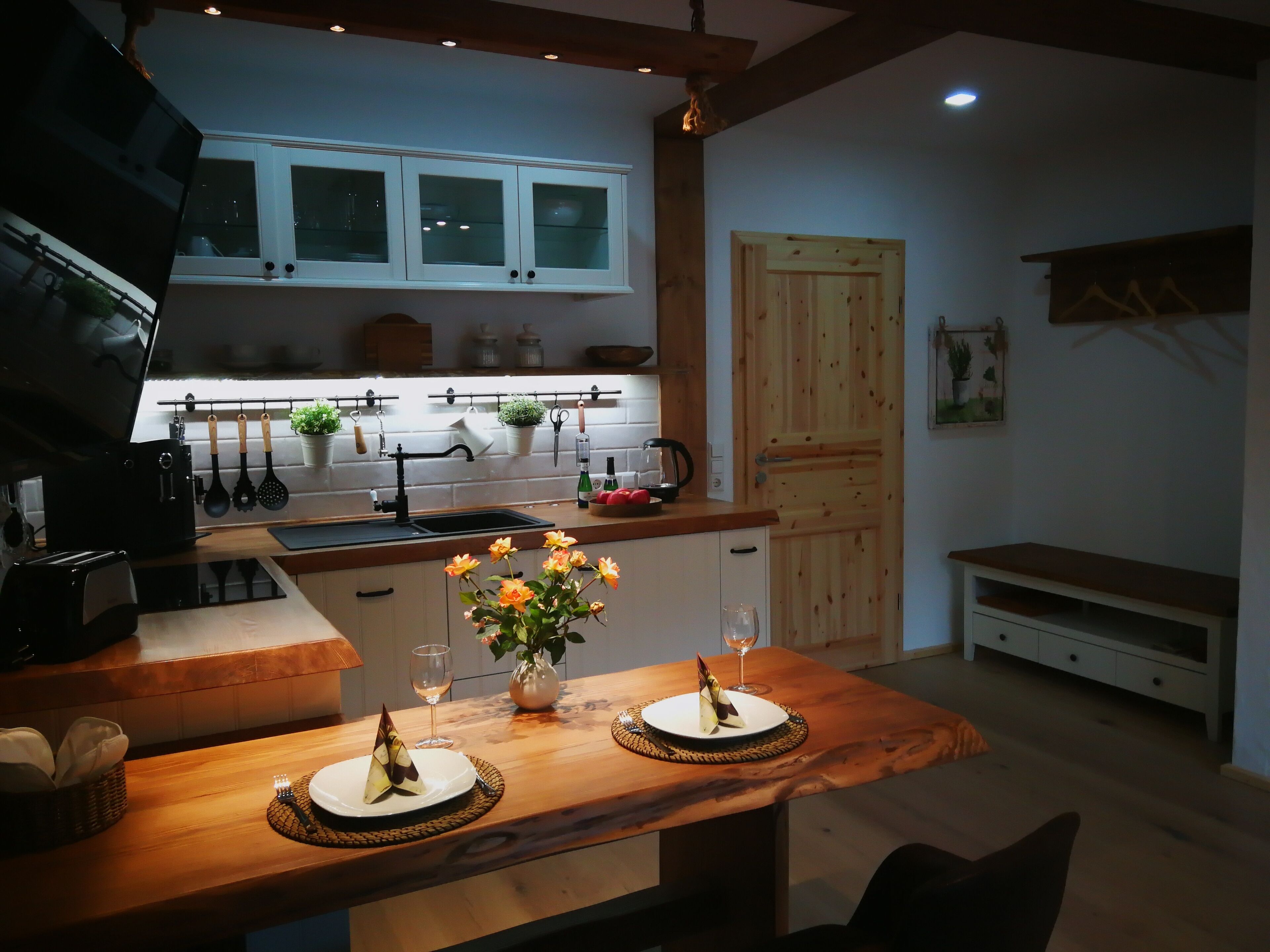 Jääkaappi, uuni, liesi, astianpesukone