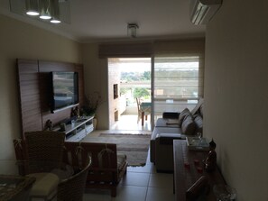 Televisión, reproductor de DVD y tenis de mesa 