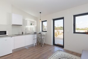 Kylskåp, mikrovågsugn, spishäll och kaffe- och tebryggare