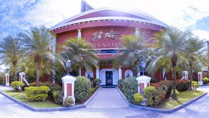 A large, circular building with a central entrance and a sign reading "Villa di Roma". - Motel Villa di Roma - Adults Only (Guarujá)