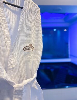 A white bathrobe with a logo on the chest. - Motel Villa di Roma - Adults Only (Guarujá)