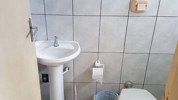 Chuveiro, toalhas de banho